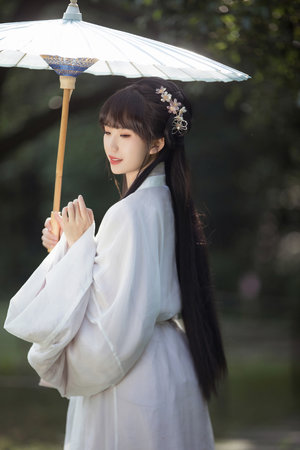 强行侵犯邻居漂亮的人妻视频